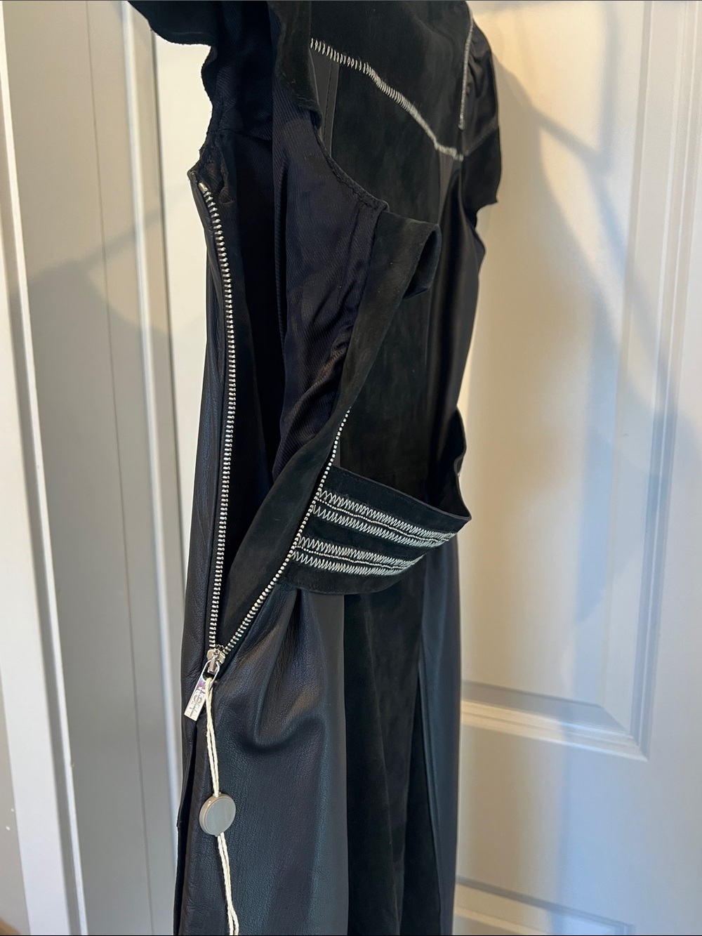 Designer Quiet LuxuryBlack Mixed Media Midi Dress with Short Sleeves and Pockets - Picture 11 of 15